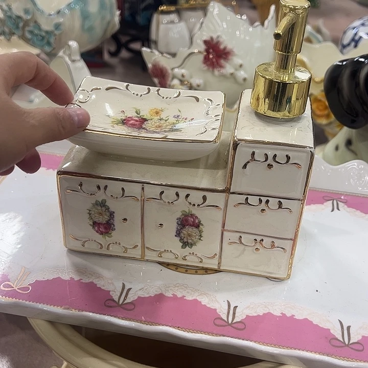 瓷片有磕瑕。。。。。。。。。。。。。。