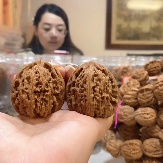 文玩核桃吊坠40南疆石有黄