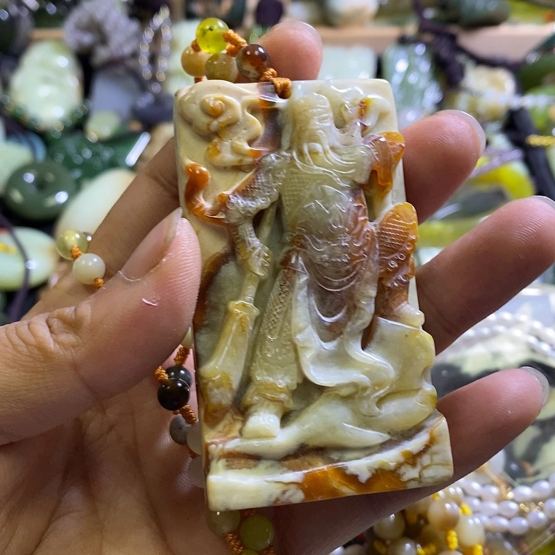 未镶嵌岫玉颈饰一个