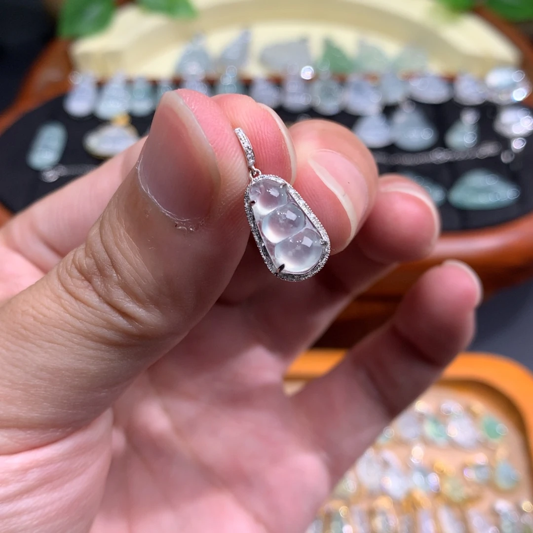 颈饰18K金镶嵌翡翠豆子