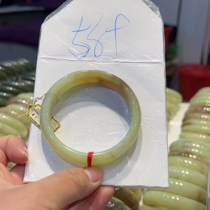 怡***性和田玉未镶嵌手镯