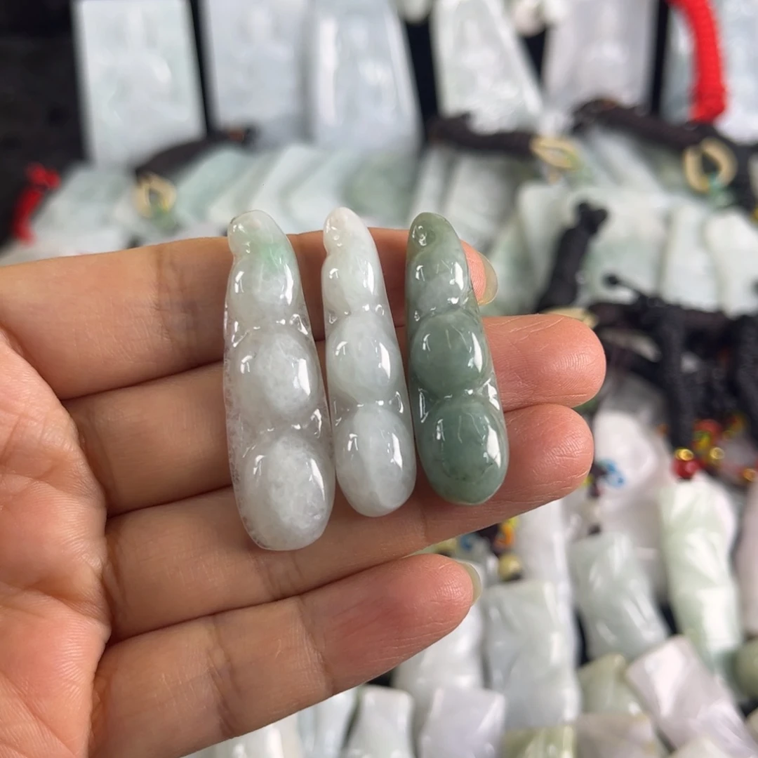 翡翠未镶嵌吊坠(赠链)瑕疵