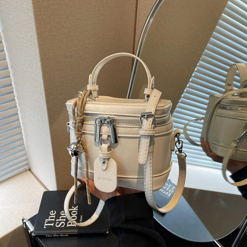 春季新款时尚女包2025水桶包百搭PU材质小包包单肩斜挎街头潮流感