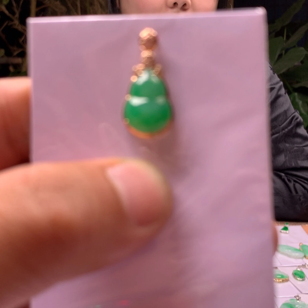 翡翠18K金镶嵌颈饰葫芦吊坠