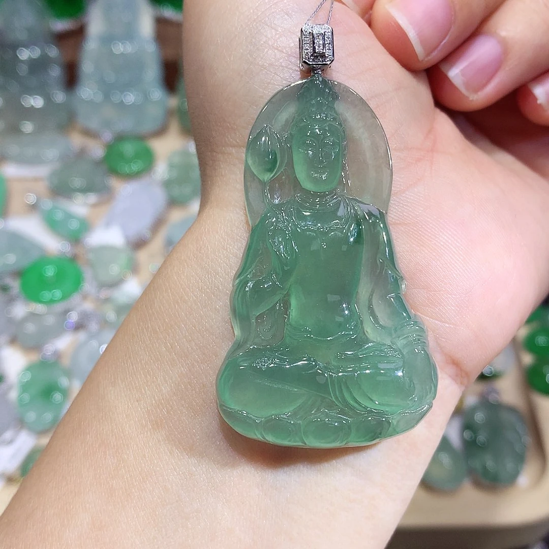 翡翠18K金镶嵌颈饰观音