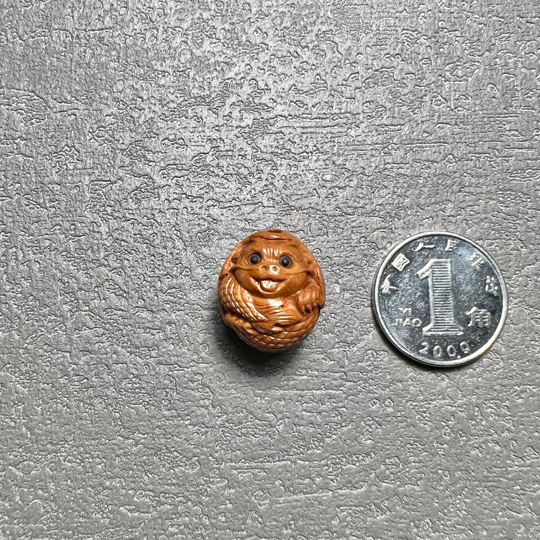 匠人吴【龙】编号0112，一物一图，十二生肖，桃核纯手工雕刻
