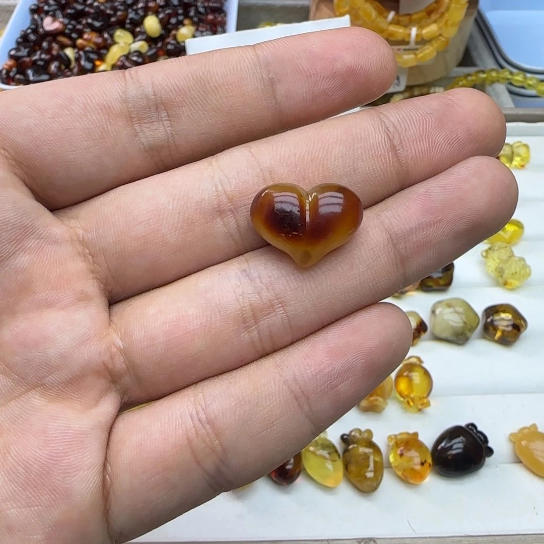 杨***万琥珀未镶嵌裸石蜜蜡爱心1.39g