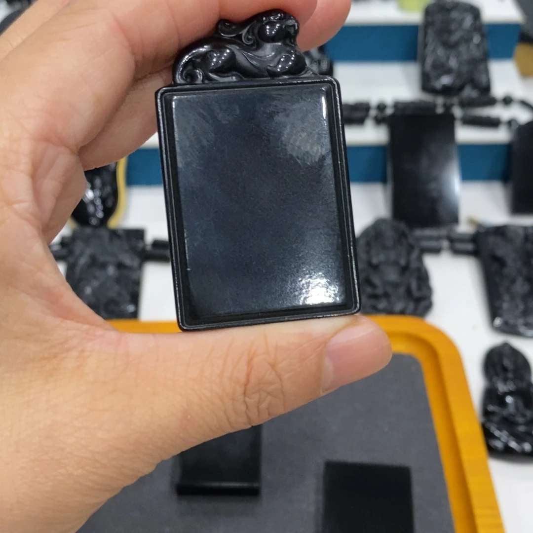 李***超蛇纹石玉未镶嵌吊坠