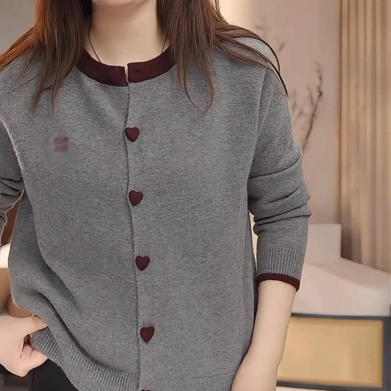 洋气流行爱心扣长袖针织衫女2025春新款撞色拼接设计圆领开衫上衣