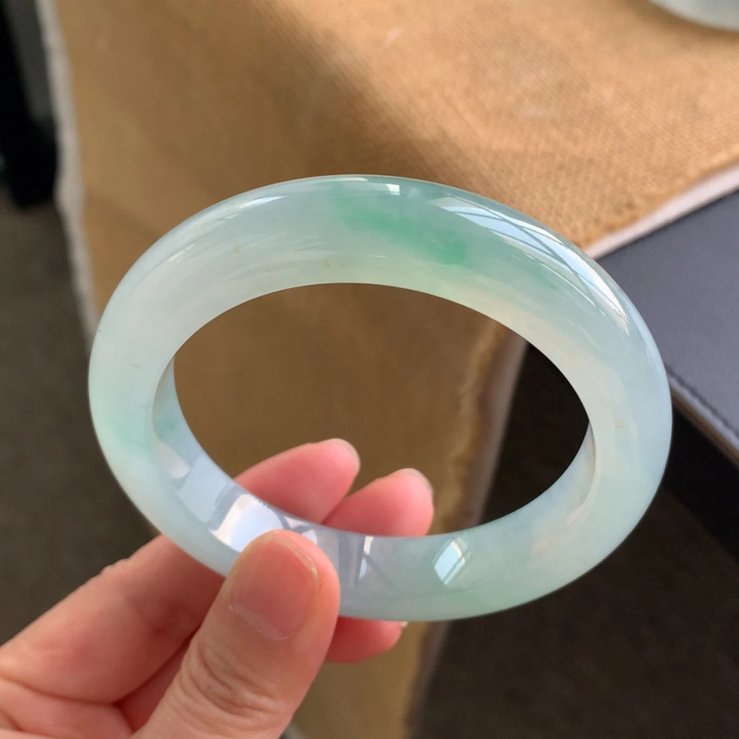 翡翠手镯未镶嵌天然翡翠