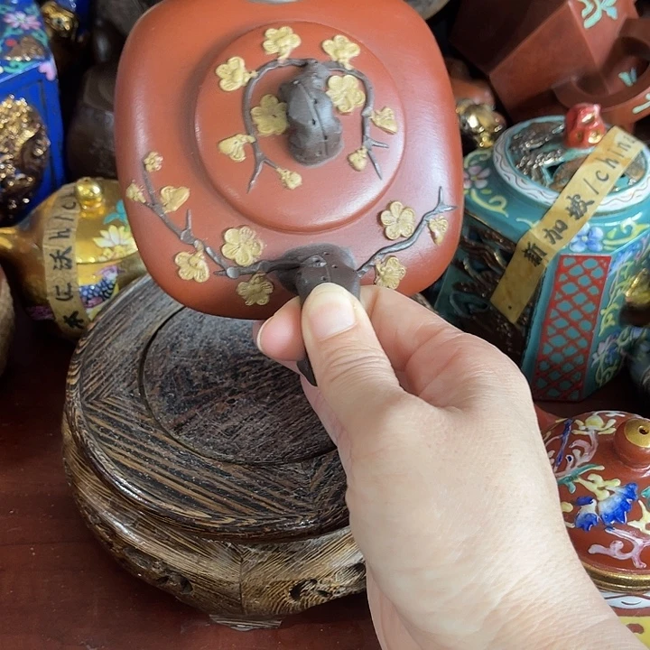 红泥茶壶原矿泥料手工制作的一把紫砂壶。