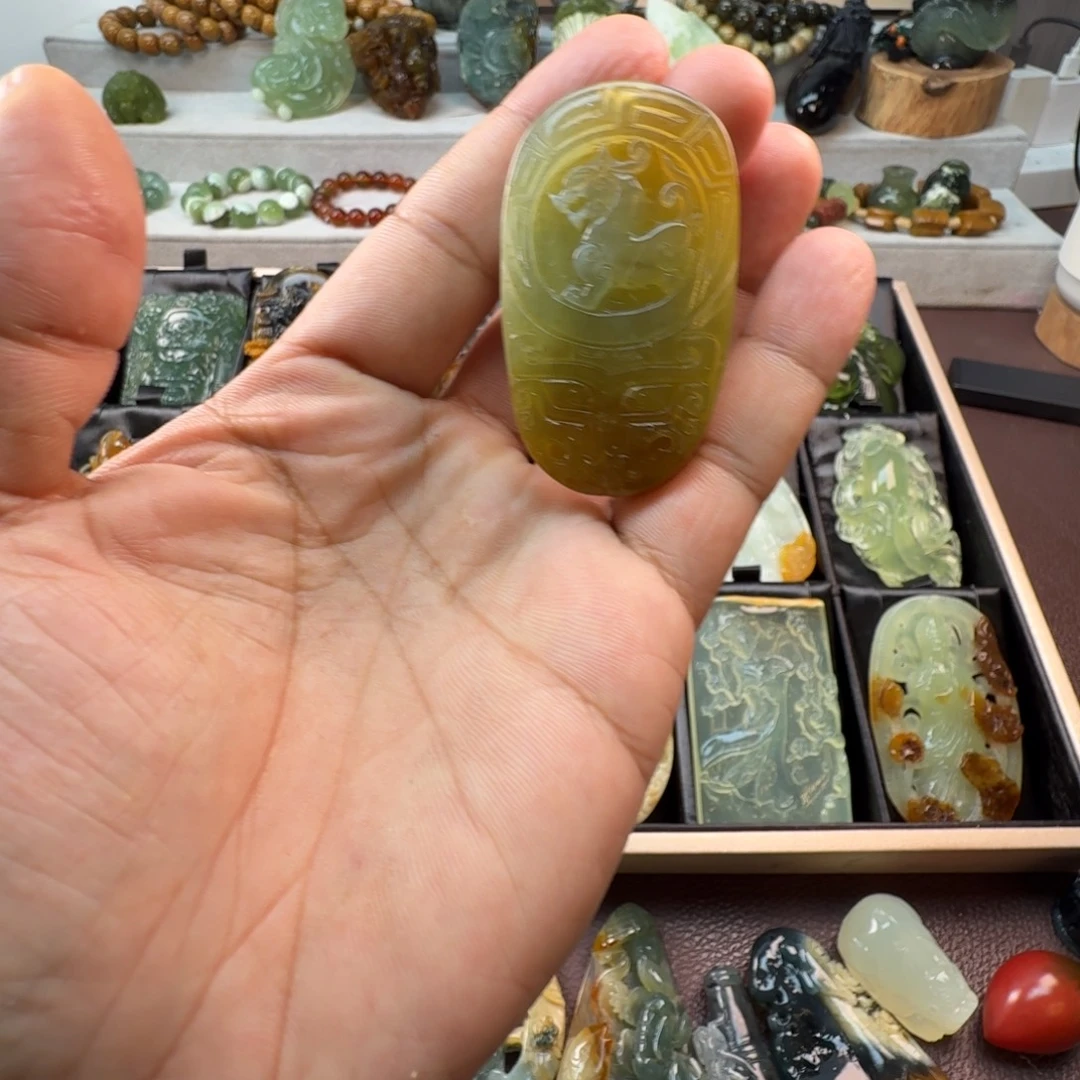 蛇纹石玉未镶嵌颈饰