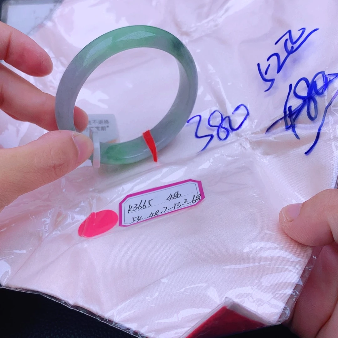 翡翠手镯未镶嵌翡翠