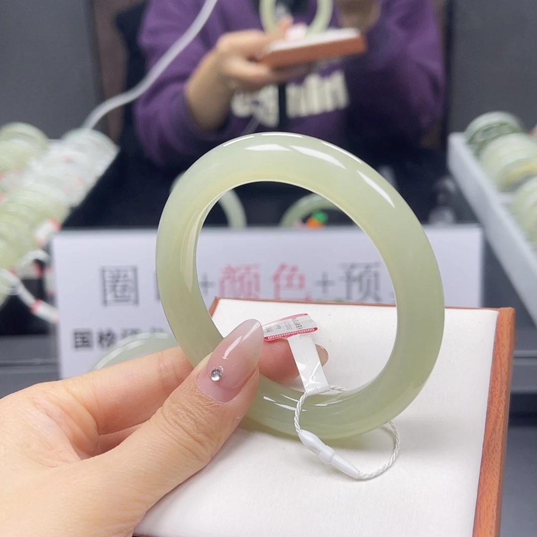 和田玉未镶嵌手镯