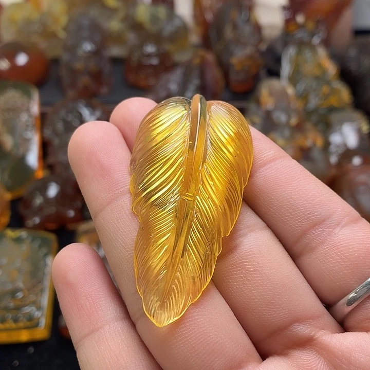 琥珀未镶嵌颈饰11