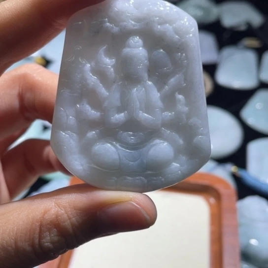 翡翠未镶嵌颈饰守护神