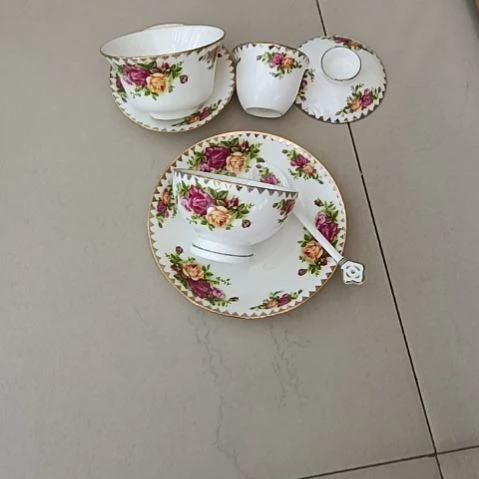 俞***男红拍金餐具茶具各一个