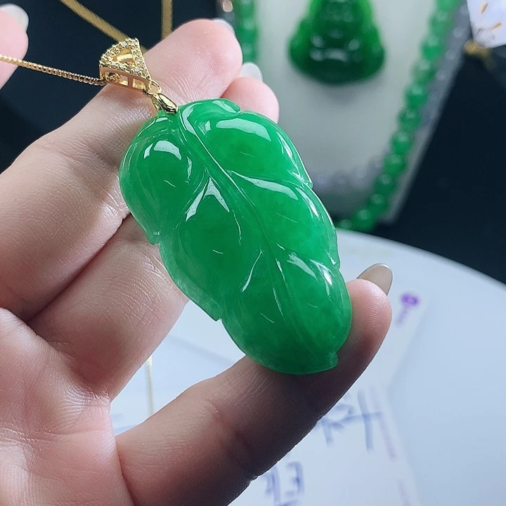 翡翠未镶嵌吊坠(赠链)