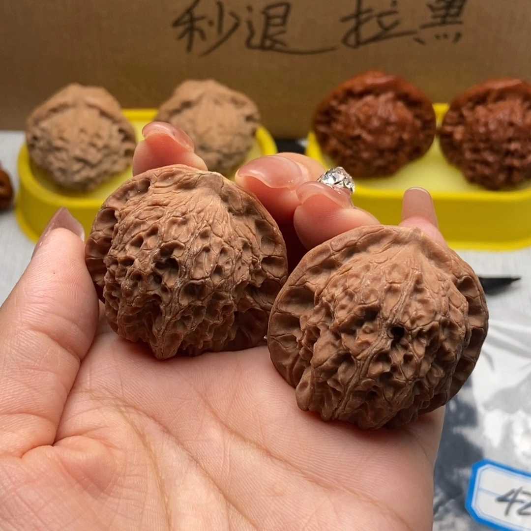 鱼***生文玩核桃吊坠血麒麟
