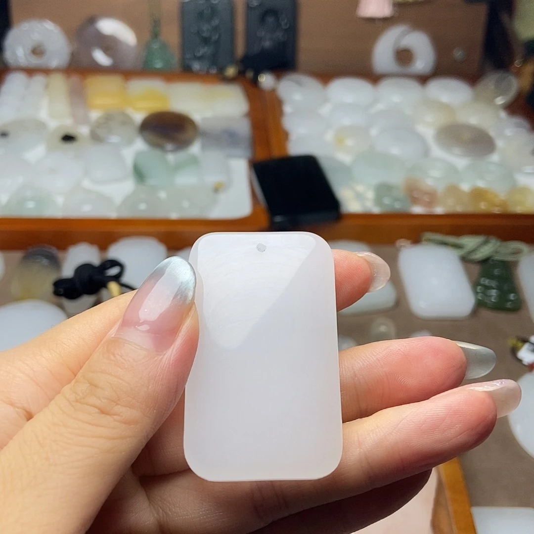 石英质玉未镶嵌颈饰