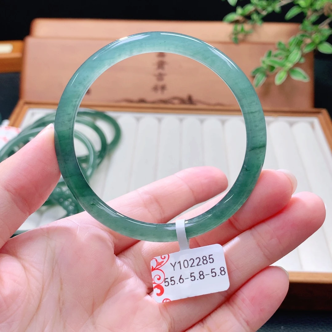 翡翠未镶嵌手镯（圆镯）