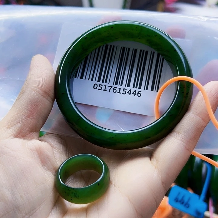 怡***和田玉未镶嵌手镯包容手镯搭戒指