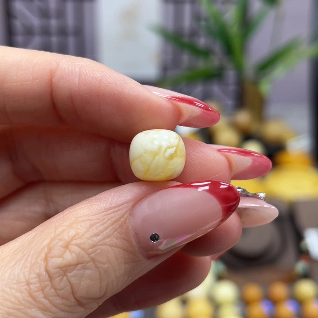 琥珀裸石未镶嵌9.8*8.8mm微瑕