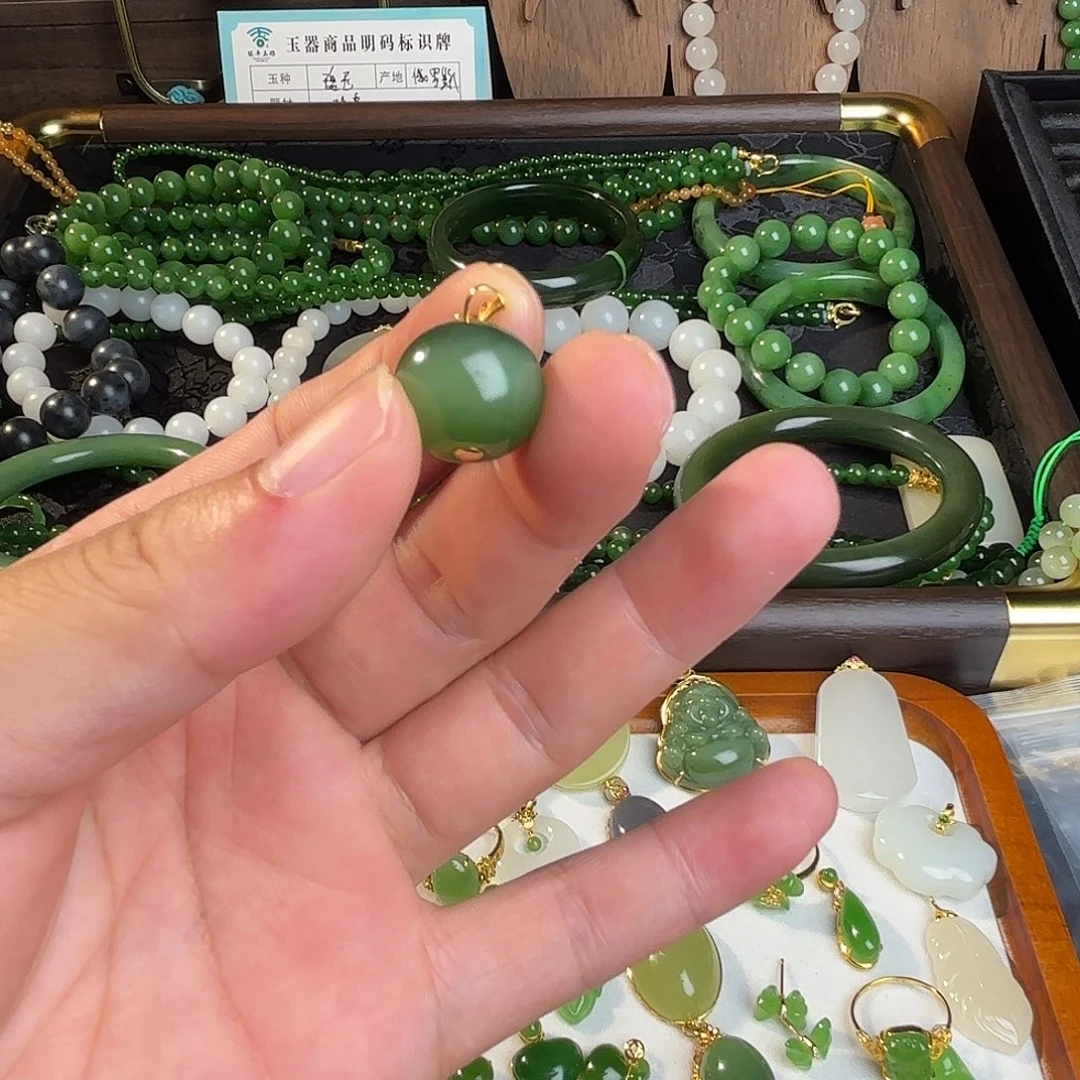 颈饰18K金镶嵌和田玉