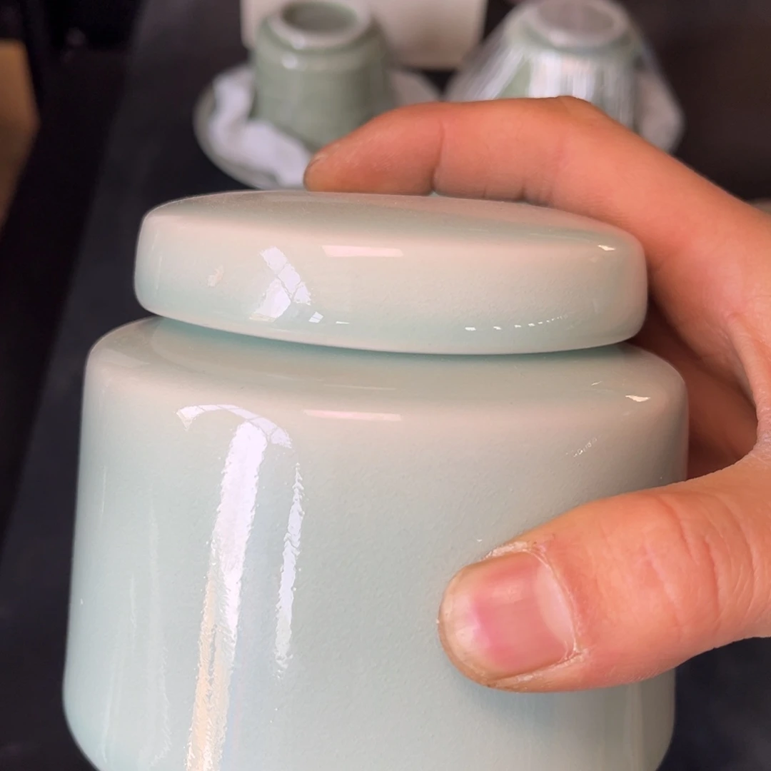 瓷微瑕天青色新品茶叶罐