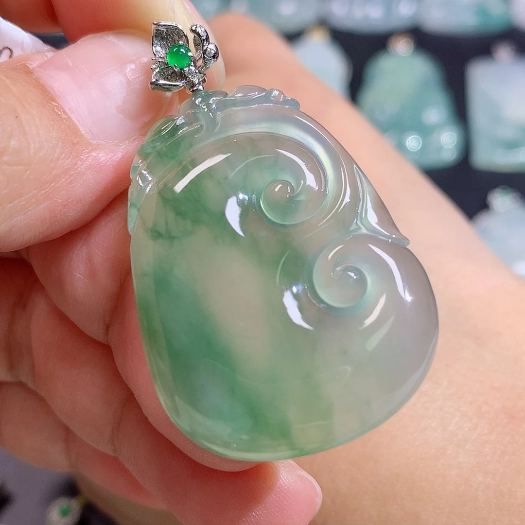 翡翠18K金镶嵌颈饰大如意