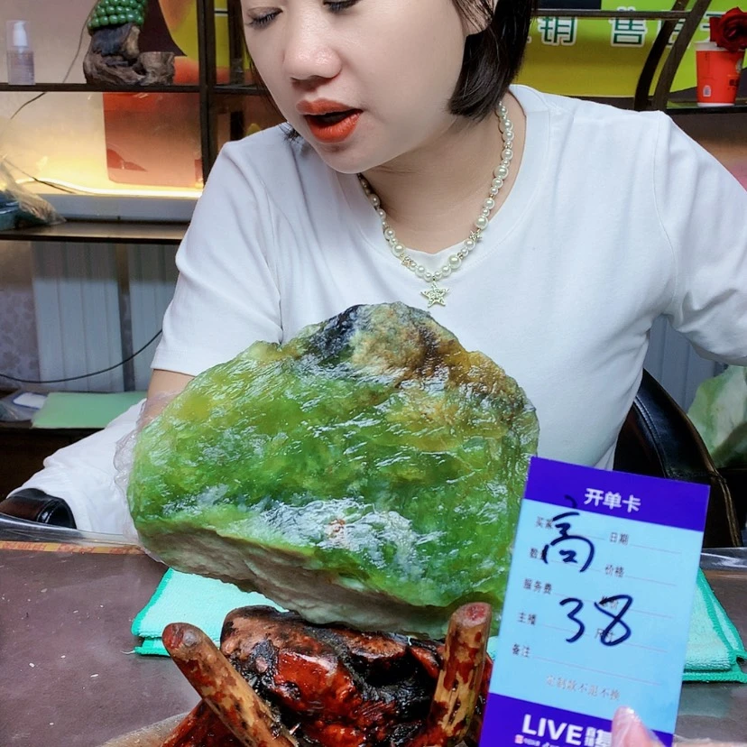 【闪购商品】蛇纹石玉未镶嵌原石山****°