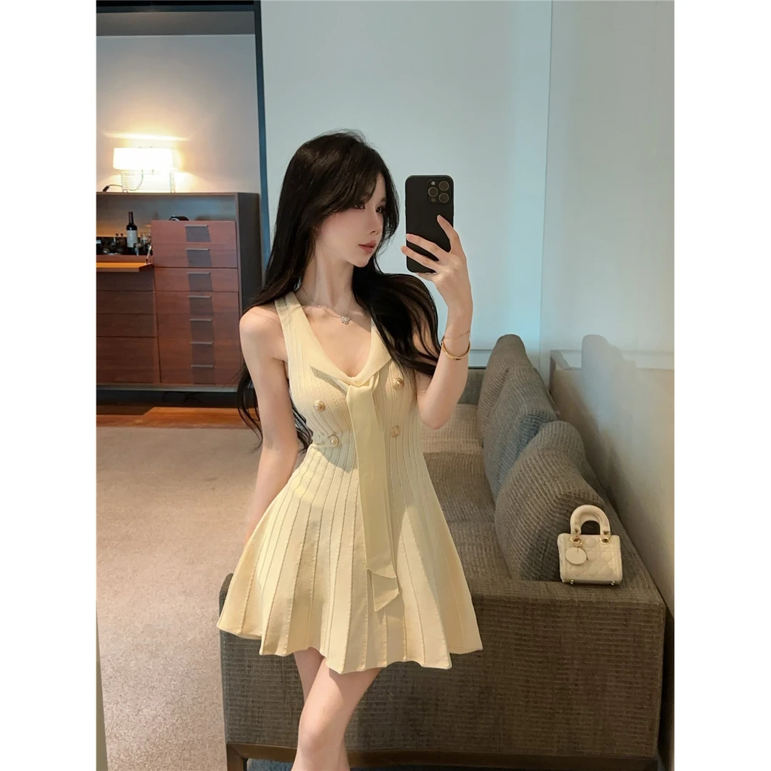 法式小香风V领绑带金扣无袖连衣裙女气质简约收腰弹力针织短裙子