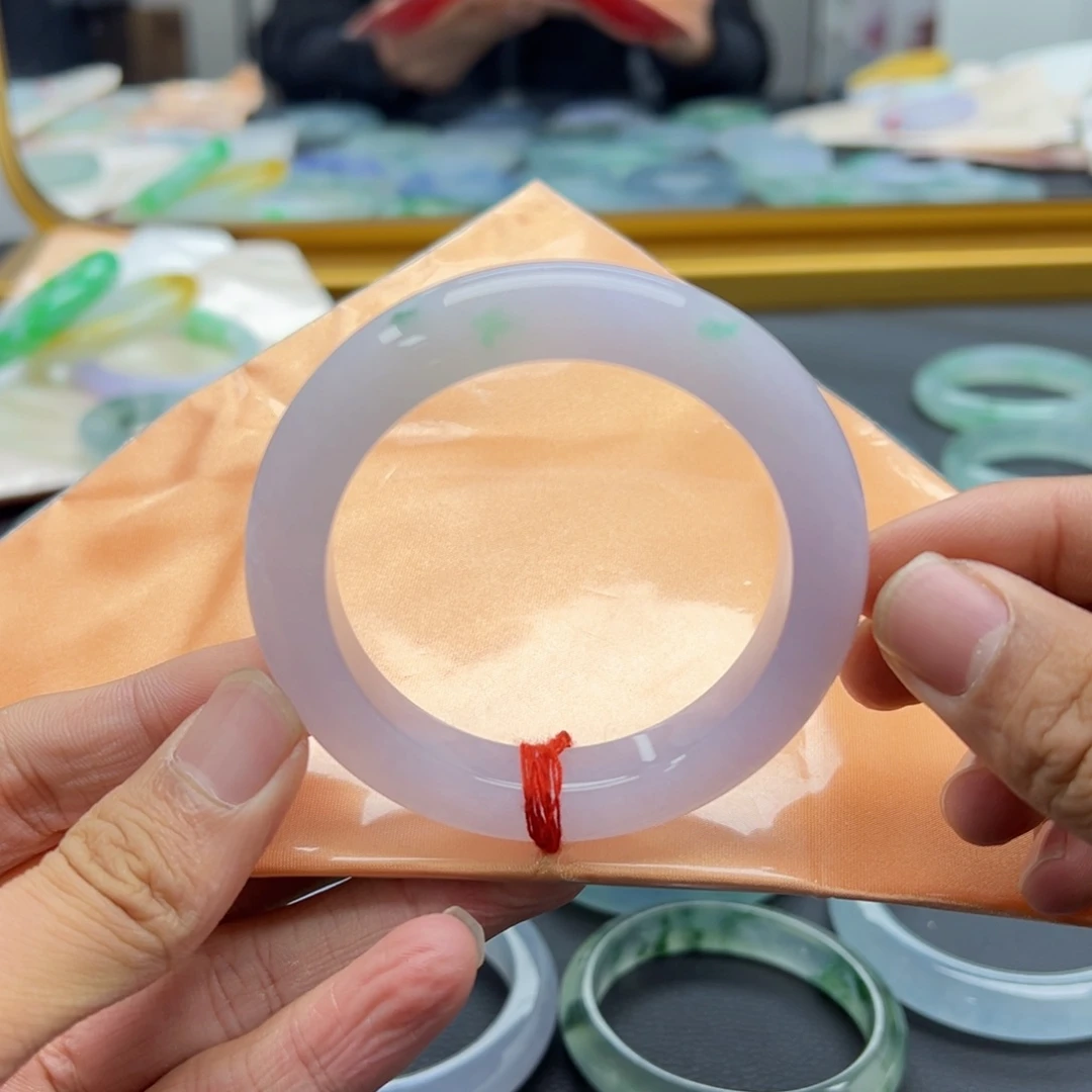 翡翠手镯未镶嵌泥鳅背