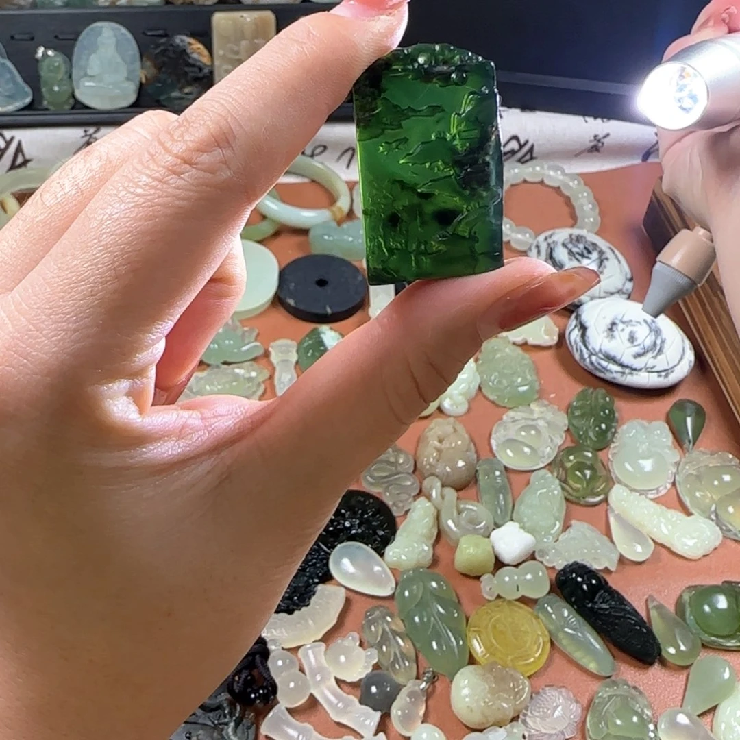 蛇纹石玉颈饰未镶嵌山水牌，501料