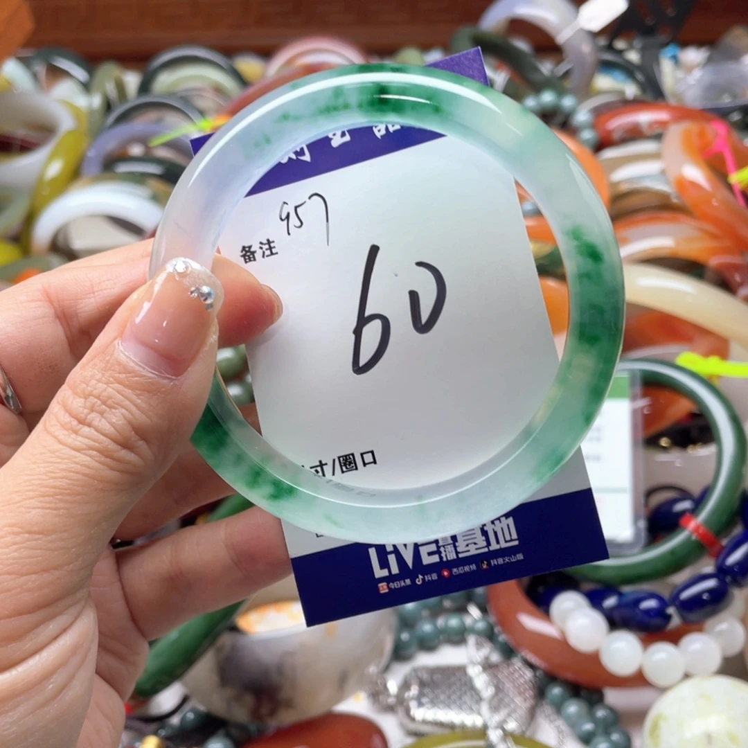 颈饰未镶嵌石英岩玉