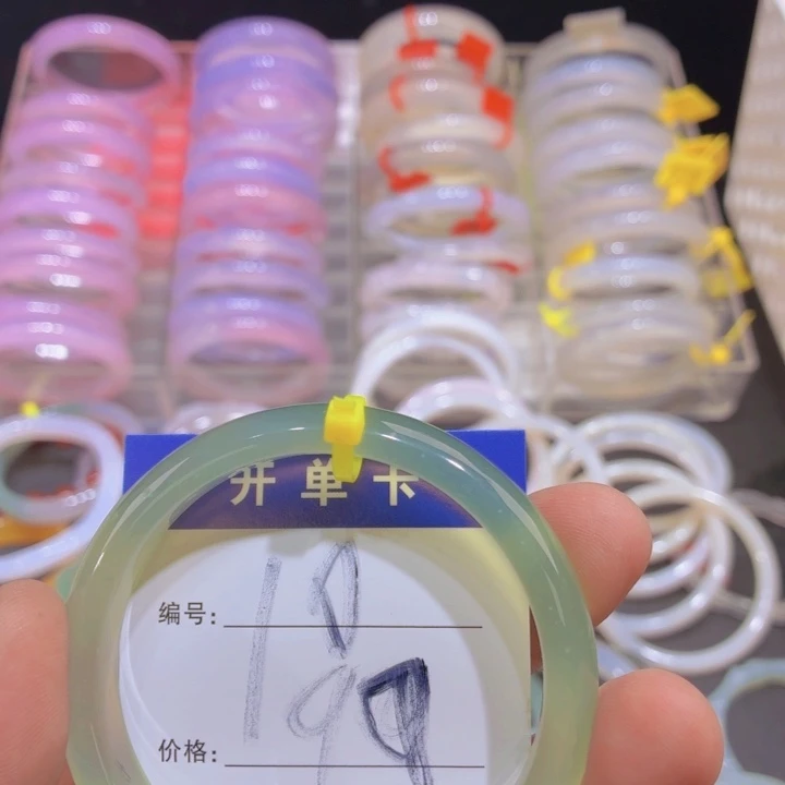 浅***酌玛瑙/玉髓未镶嵌手镯10