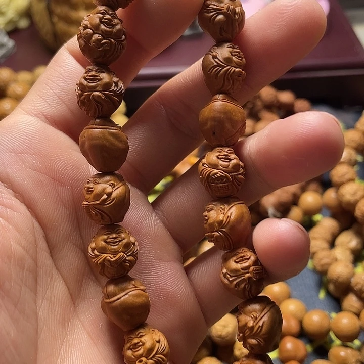 龙纹桃核雕刻瑕疵弥勒