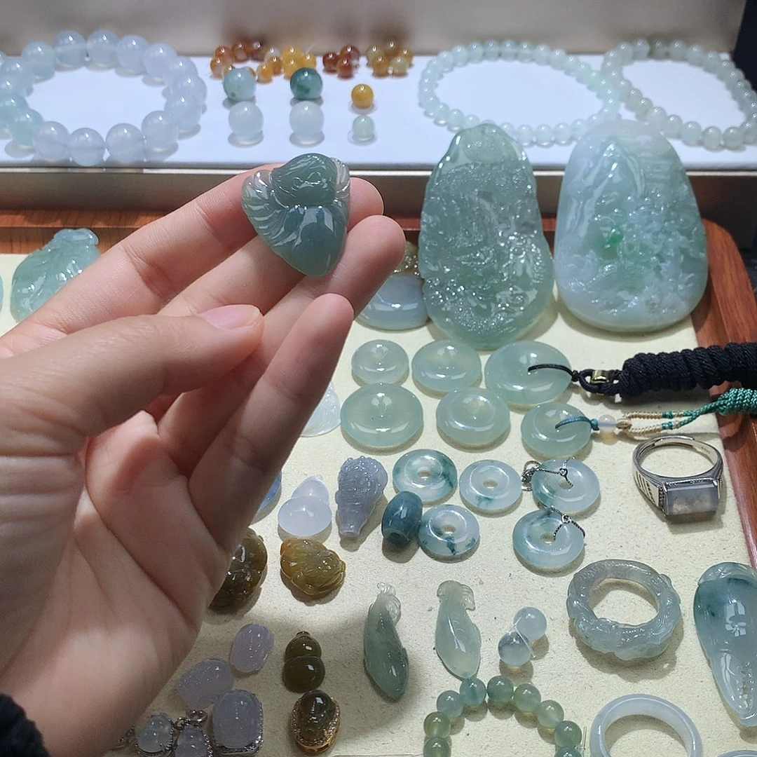 翡翠未镶嵌颈饰天使