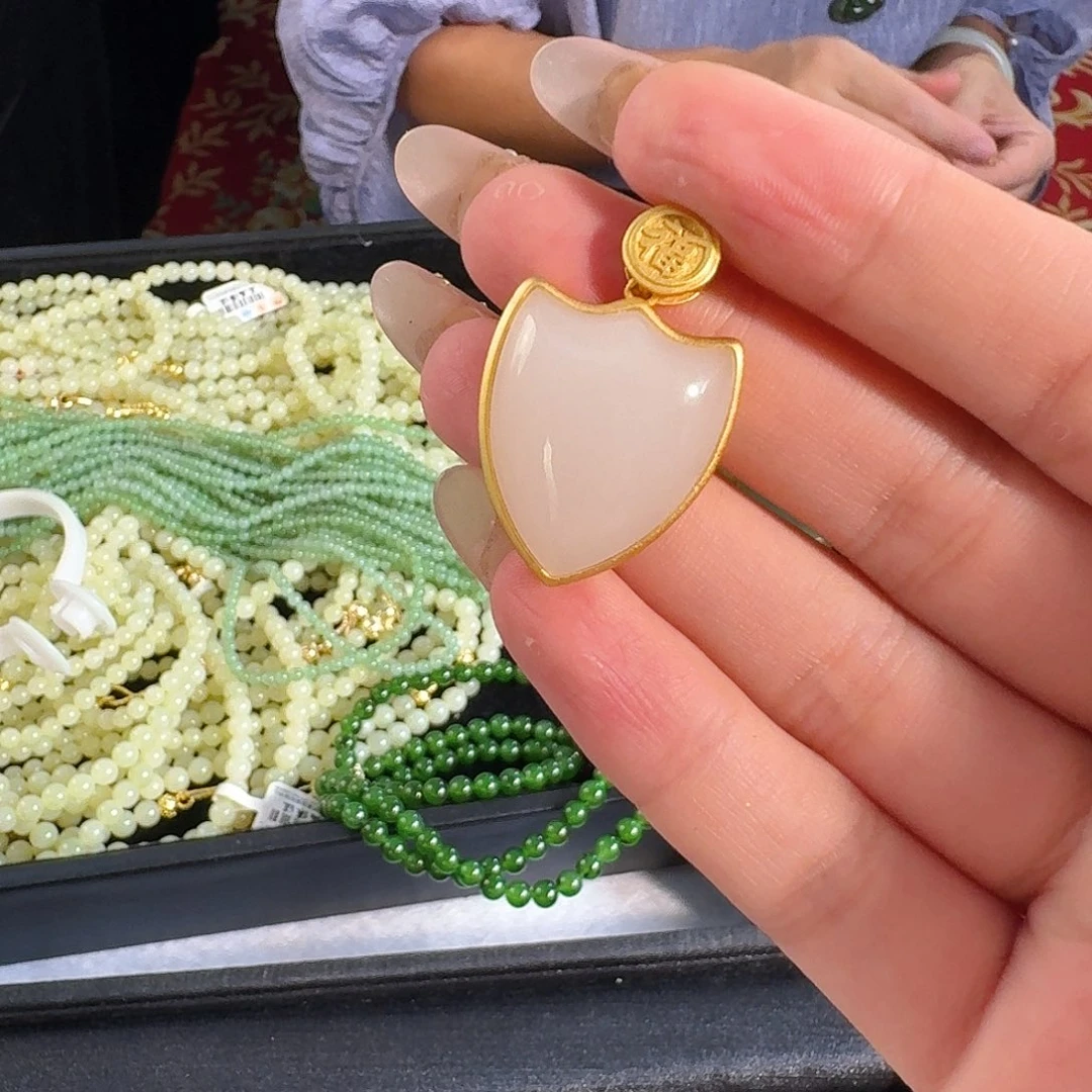 颈饰银S925镶嵌和田玉白玉大桃心