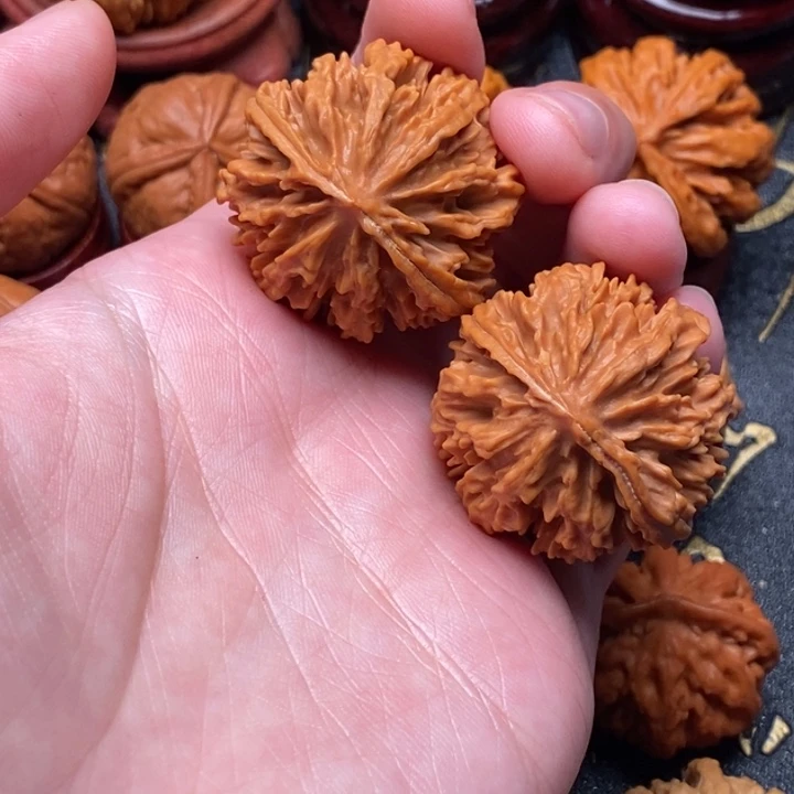 文玩核桃吊坠麒麟纹