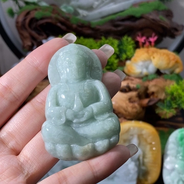 翡翠未镶嵌颈饰观音
