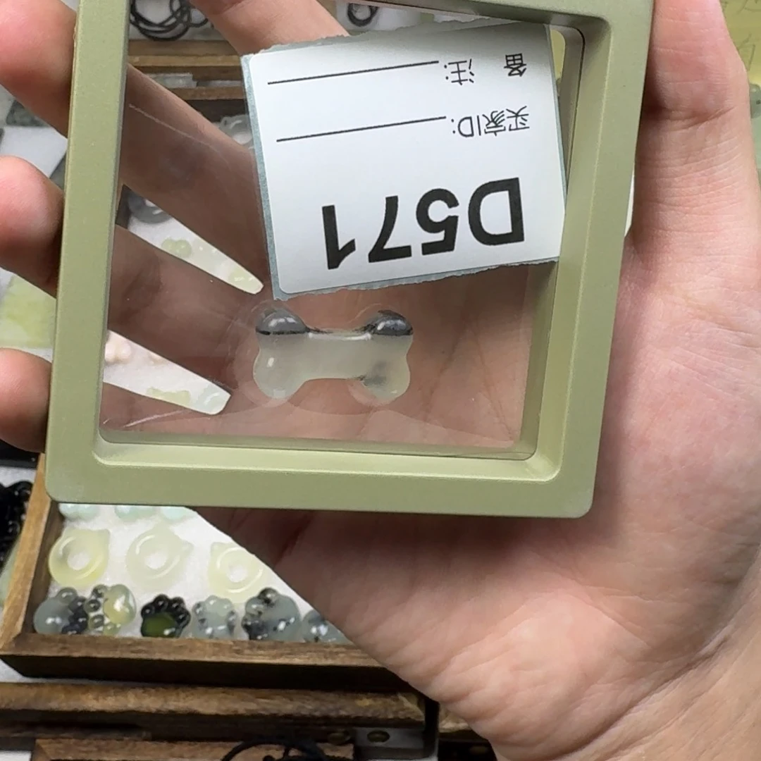 蛇纹石玉吊坠未镶嵌炸***猫