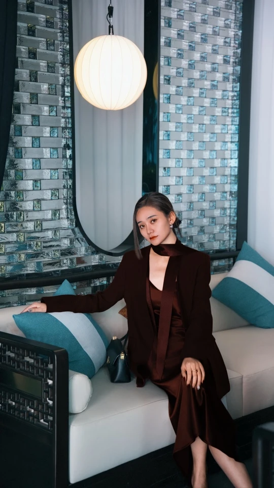 醋酸V领长袖黑色气质修身休闲连衣裙女士中长款时尚秋冬轻奢显瘦