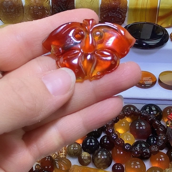 琥珀未镶嵌颈饰天然缅甸琥珀血珀蝶恋花