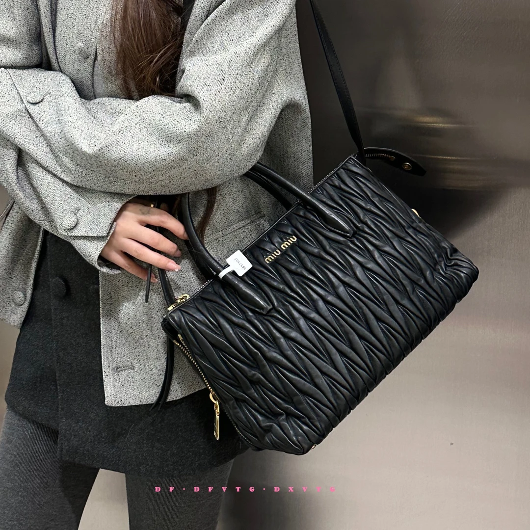 95新 MIU MIU/缪缪 miumiu 黑金褶皱托特斜挎包
