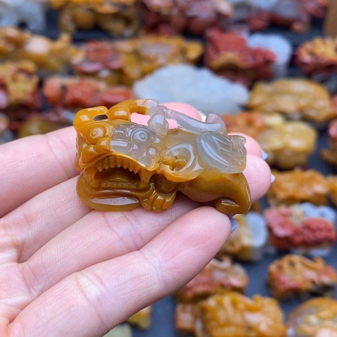 未镶嵌石英质玉（黄龙玉）颈饰