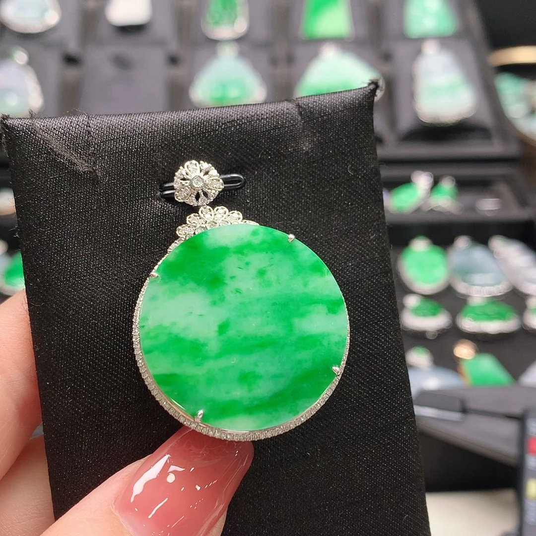 翡翠18K金镶嵌颈饰圆牌