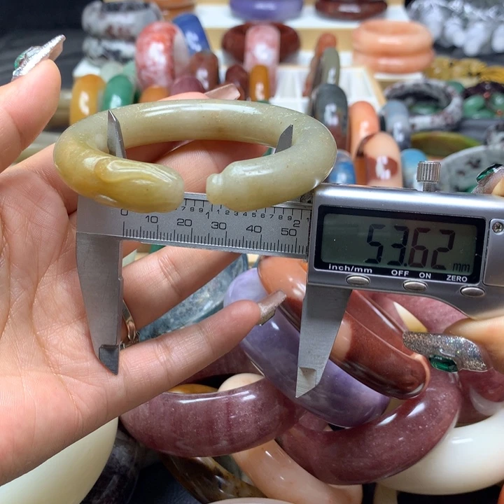 未镶嵌手镯石英质玉