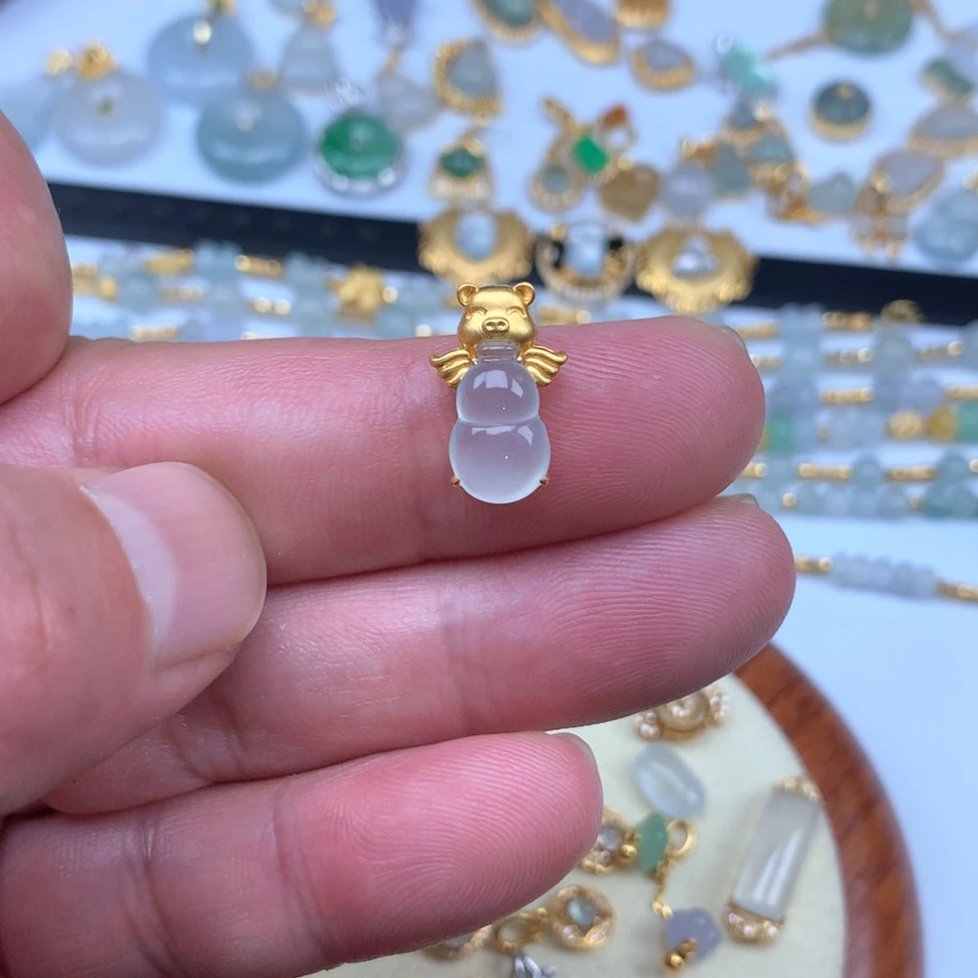 翡翠18K金镶嵌吊坠(不含链)飞猪葫芦
