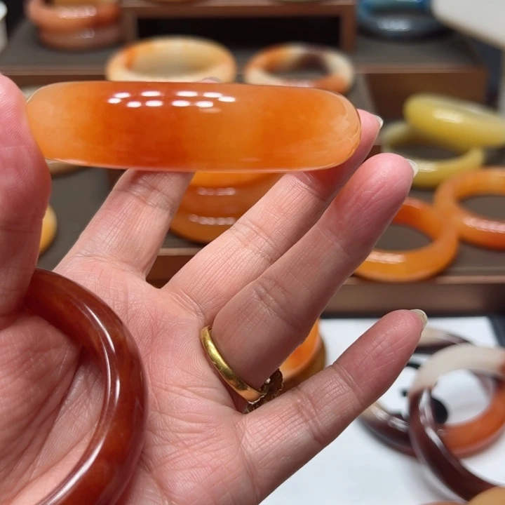 石英质玉（黄龙玉）未镶嵌手镯伤****娘